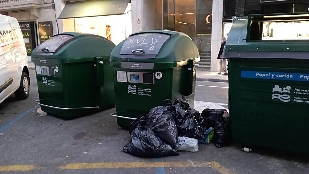 Bolsas de basura acumuladas en las inmediaciones de los nuevos contenedores implantados en el Ensanche de Pamplona que funcionan con tarjeta electrónica. MANCOMUNIDAD COMARCA DE PAMPLONA