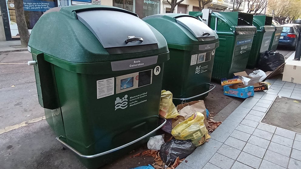 Bolsas de basura acumuladas en las inmediaciones de los nuevos contenedores implantados en el Ensanche de Pamplona que funcionan con tarjeta electrónica. MANCOMUNIDAD COMARCA DE PAMPLONA