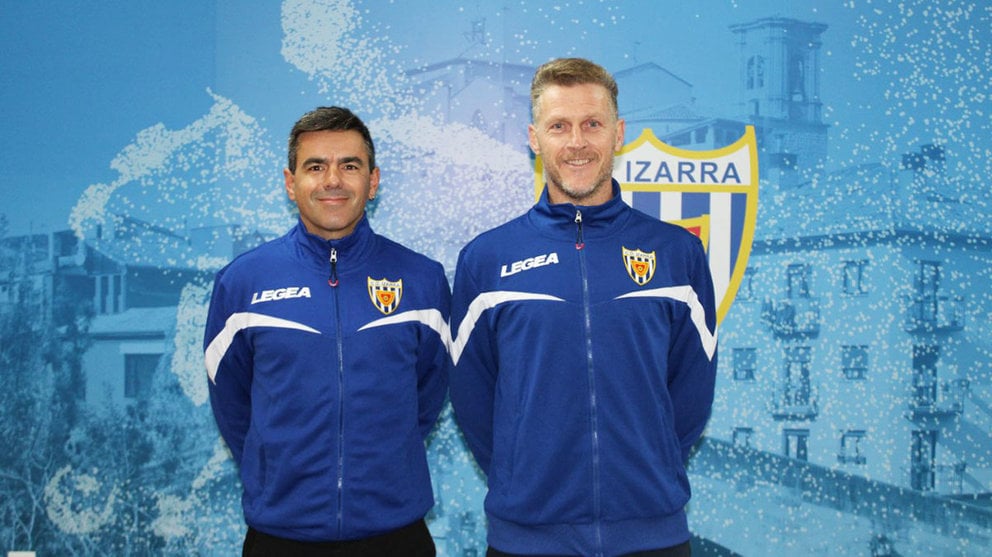 Los técnicos Patxi Larraza y Txiki Acaz con el chandal del @CD_Izarra