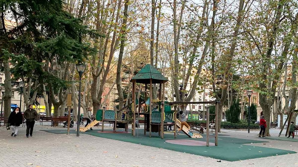 Parque infantil en la Plaza de la Cruz en Pamplona. Navarra.com