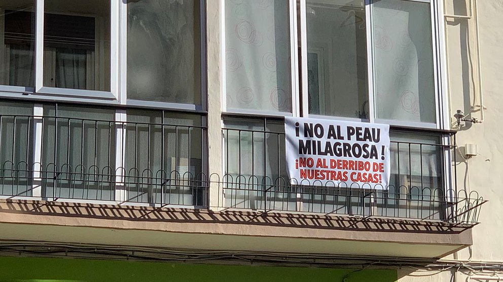 Cartel contra el PEAU en el barrio de la Milagrosa en Pamplona. Navarra.com