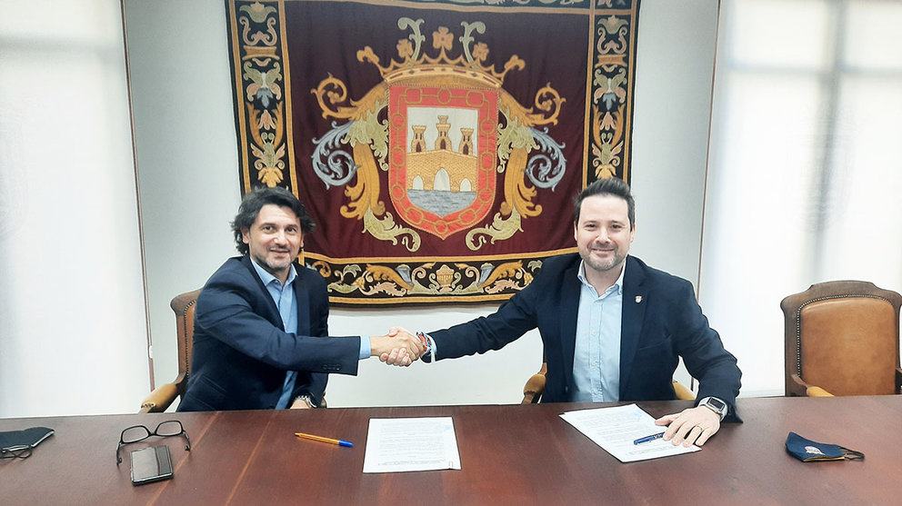 Alejandro Ghirardi, presidente del Consejo de Administración del CD Tudelano, y Alejandro Toquero, alcalde de Tudela. Cedida.