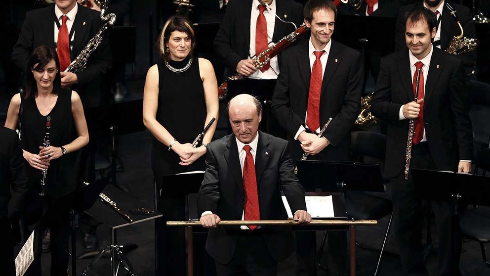 El director de La Pamplonesa, J. Vicent Egea, durante un concierto en el Teatro Gayarre de Pamplona. EFE/J.D