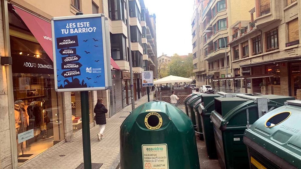 Carteles colocados por la Mancomunidad de la Comarca de Pamplona para atacar a los vecinos donde se señala que es una de las calles más sucias. NAVARRA (3)
