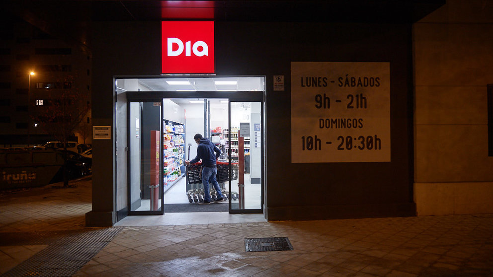 Inauguración de la nueva tienda DIA en Soto Lezkairu de Pamplona. MIGUEL OSÉS
