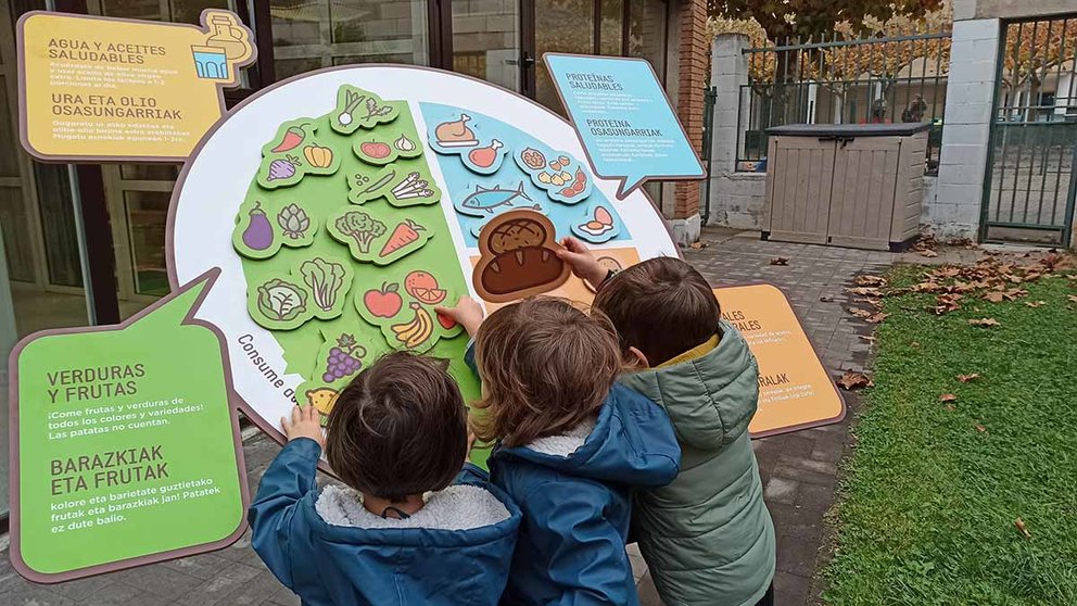 Varios niños aprenden los beneficios de la alimentación ecológica en Navarra a través de un juego. CPAEN
