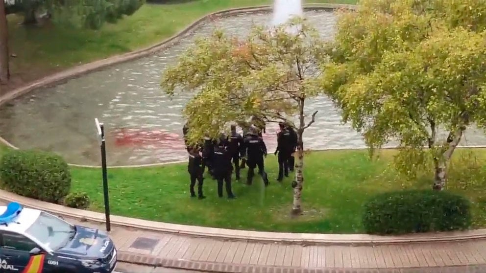 Agentes de la Policía Nacional alrededor del cuerpo de un hombre que se ha quitado el vida tras acuchillarse en el centro de Zaragoza TWITTER
