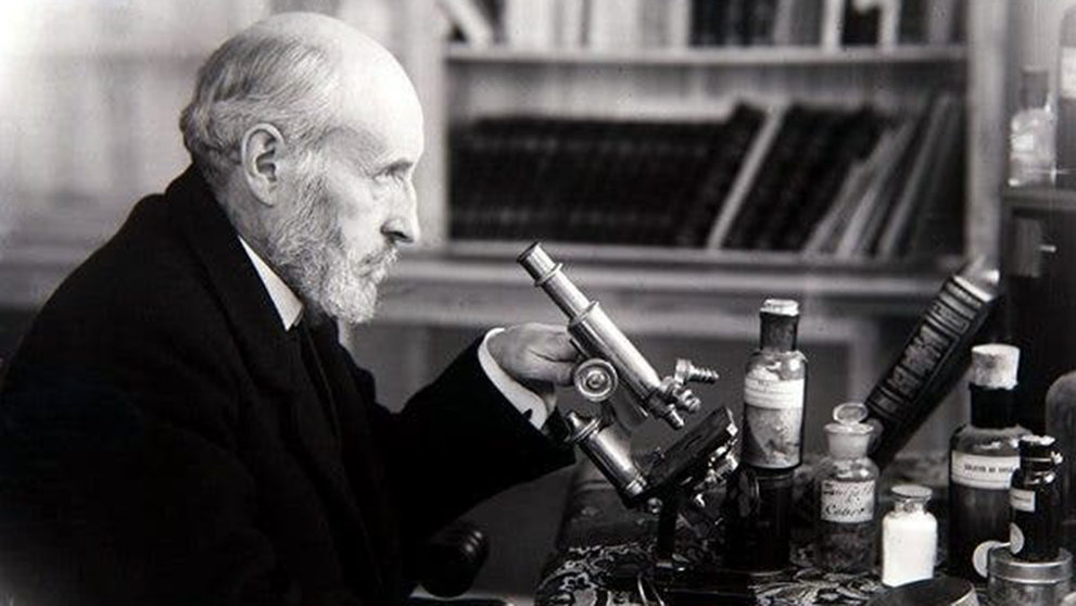Santiago Ramon y Cajal en su laboratorio con el microscopio. Efe.