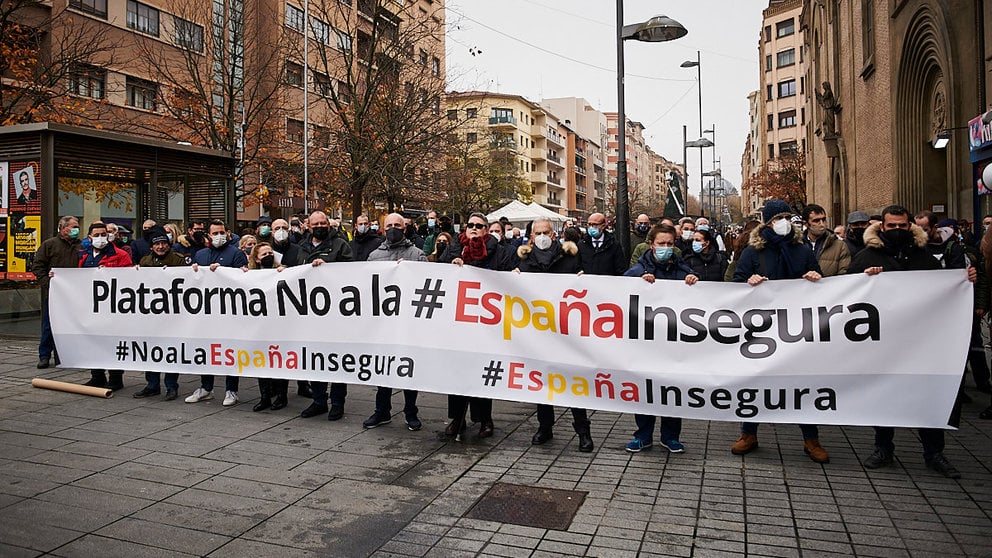 Sindicatos policiales se concentran en Pamplona contra la reforma de ley de Seguridad Ciudadana con el lema #EspañaInsegura. PABLO LASAOSA