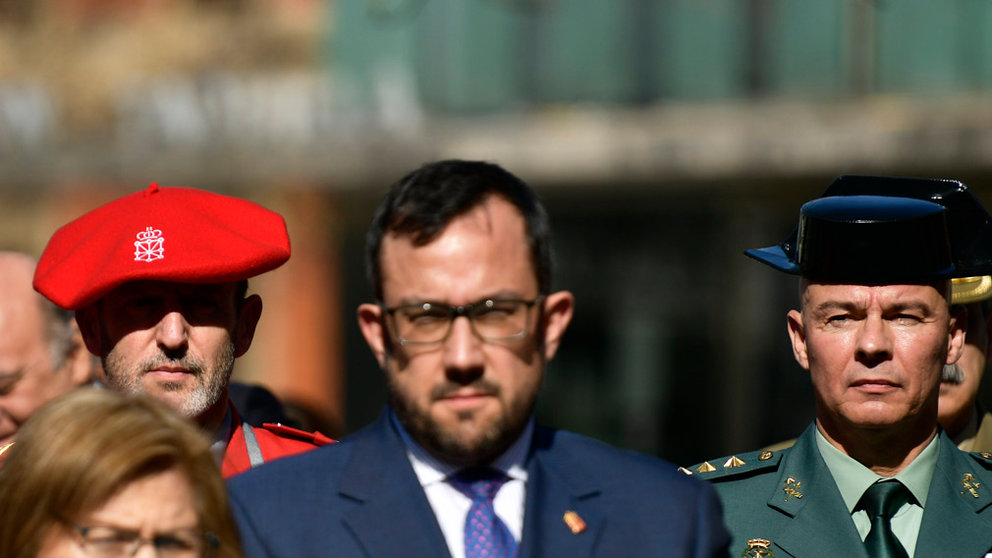 Javier Remírez, vicepresidente del Gobierno de Navarra junto a Guardia Civil y Policía Foral. PABLO LASAOSA