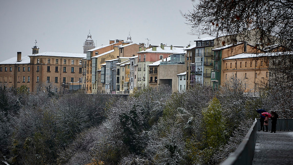 El temporal de nieve ha llegado de lleno este fin de semana a Pamplona donde este domingo ha empezado a nevar con fuerza en la capital navarra. PABLO LASAOSA
