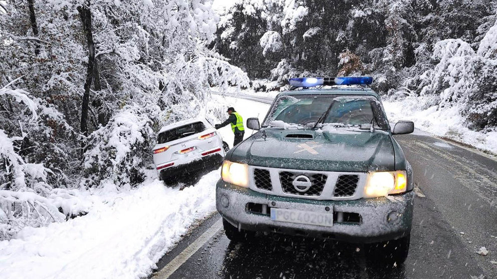 La Guardia Civil atiende diversas incidencias por el temporal de nieve que azota Navarra durante el fin de semana. GUARDIA CIVIL (5)