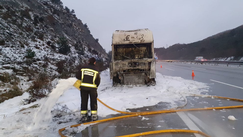 Bomberos de Navarra extinguen las llamas de la cabina de un camión en la AP15. BOMBEROS DE NAVARRA