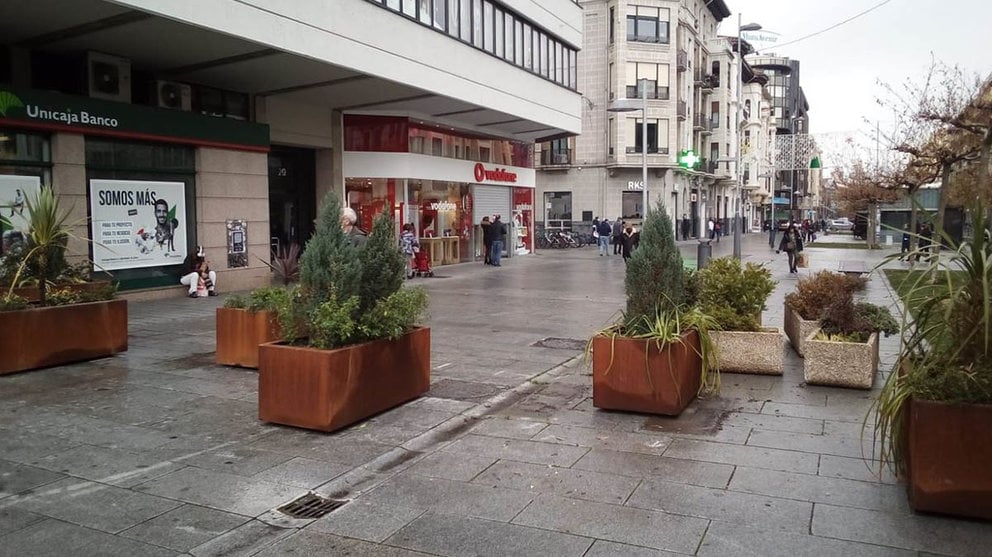 Nuevas jardineras en la avenida de Carlos III, en Pamplona. AYUNTAMIENTO DE PAMPLONA