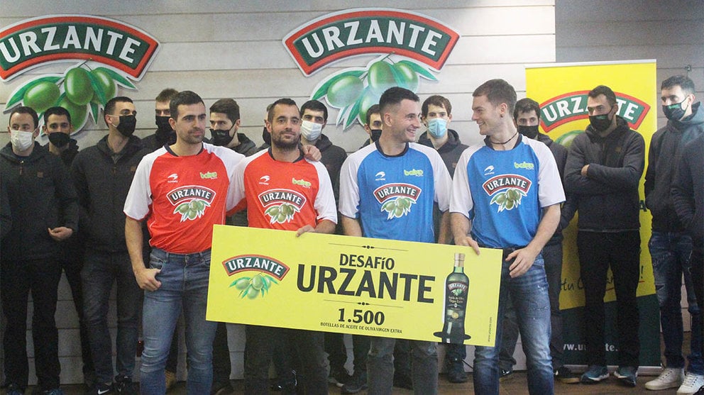 Asier Aguirre, Oinatz Bengoetxea, Imaz y Unai Laso reciben las botellas del 'desafío Urzante' en Tudela. cedida.