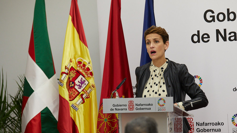 La presidenta de Navarra, María Chivite, y el lehendakari del Gobierno Vasco, Iñigo Urkullu, firman un nuevo protocolo de colaboración entre ambas comunidades autónomas. IÑIGO ALZUGARAY