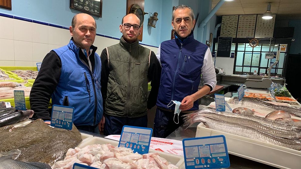Raul, Imanol y Julián en el mostrador de pescados Guerendiáin. Navarra.com