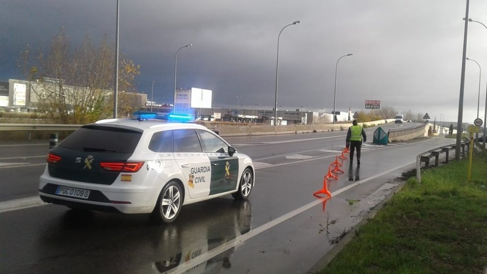 La Guardia Civil de Navarra atiende incidencias ocasionadas por las intensas lluvias que han provocado el desbordamiento de los principales ríos que transcurren por la Comunidad Foral. CEDIDA