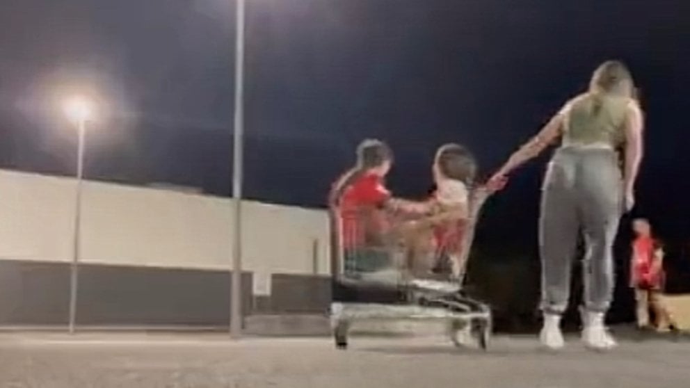 Dos adolescentes se quedan atrapadas en un carro de la compra. TIKTOK