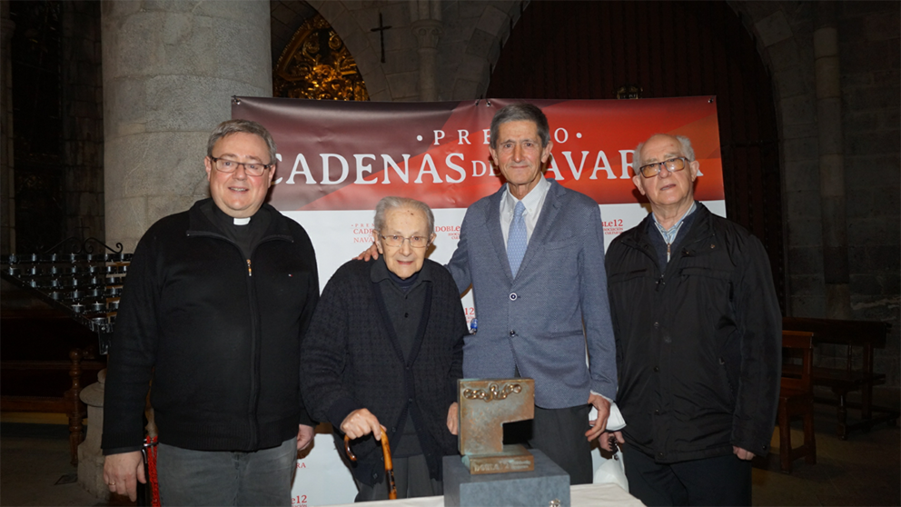Galardonados recogen el premio Cadenas de Oro junto al presidente de la Asociación Cultura Doble12. CEDIDA