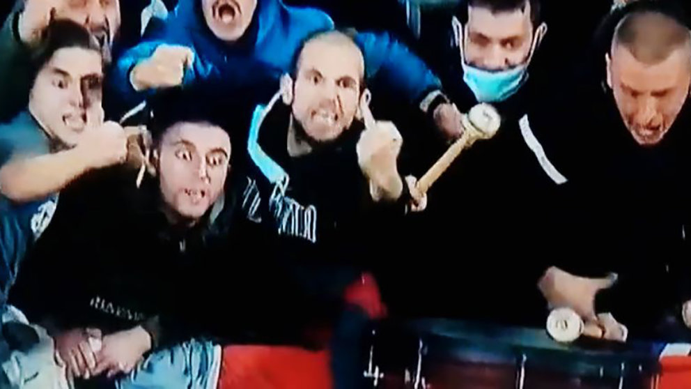 Miembros de Indar Gorri insultan y escupen al Chimy Ávila tras su gol contra el F.C. Barcelona para empatar el partido.