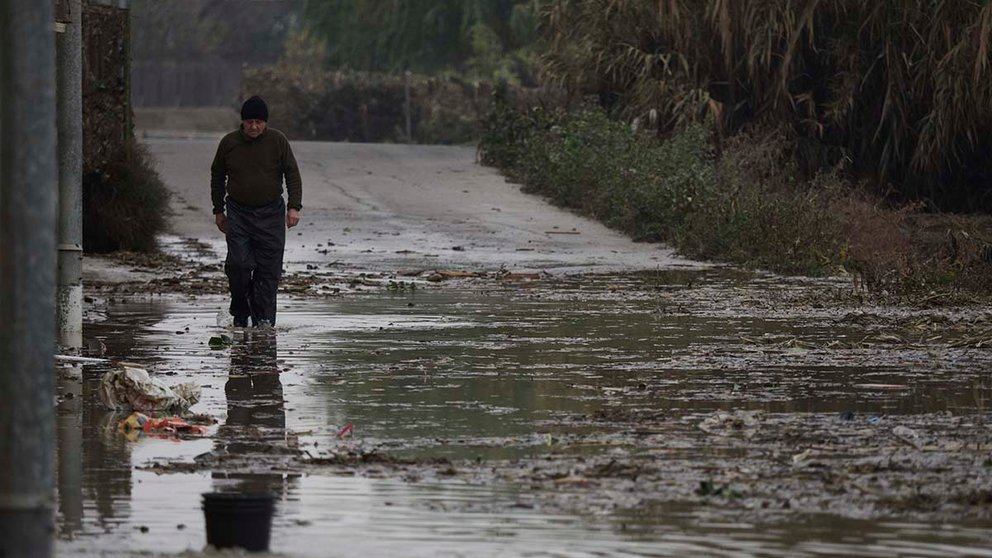 Un hombre camina por una de las carreteras afectadas por la crecida del río Ebro, a 14 de diciembre de 2021, en Buñuel. Eduardo Sanz / Europa Press