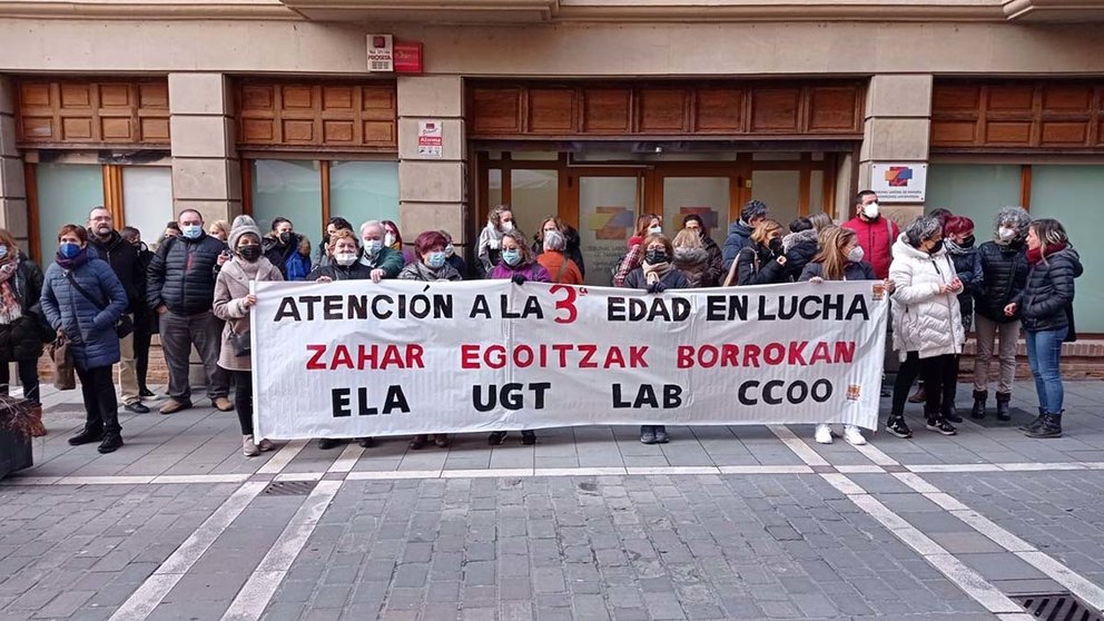 Imagen de la concentración en la que  los sindicatos ELA, UGT, LAB y CCOO han reivindicado un convenio colectivo sectorial y autonómico del sector de centros de la tercera edad en Navarra. CCOO