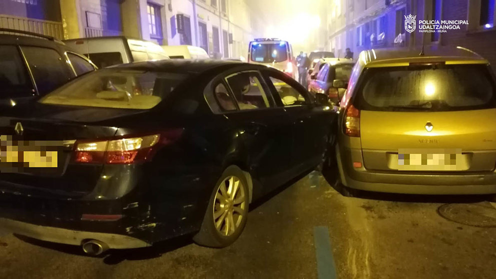 Un conductor borracho choca contra ocho vehículos en la calle Santa Marta de Pamplona. POLICÍA MUNICIPAL DE PAMPLONA