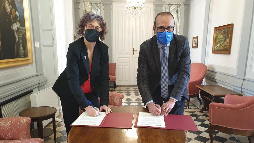 La consejera de Cultura, Rebeca Esnaola, firma el convenio de colaboración con el consejero de Educacion y Cultura de Aragón. GOBIERNO DE NAVARRA