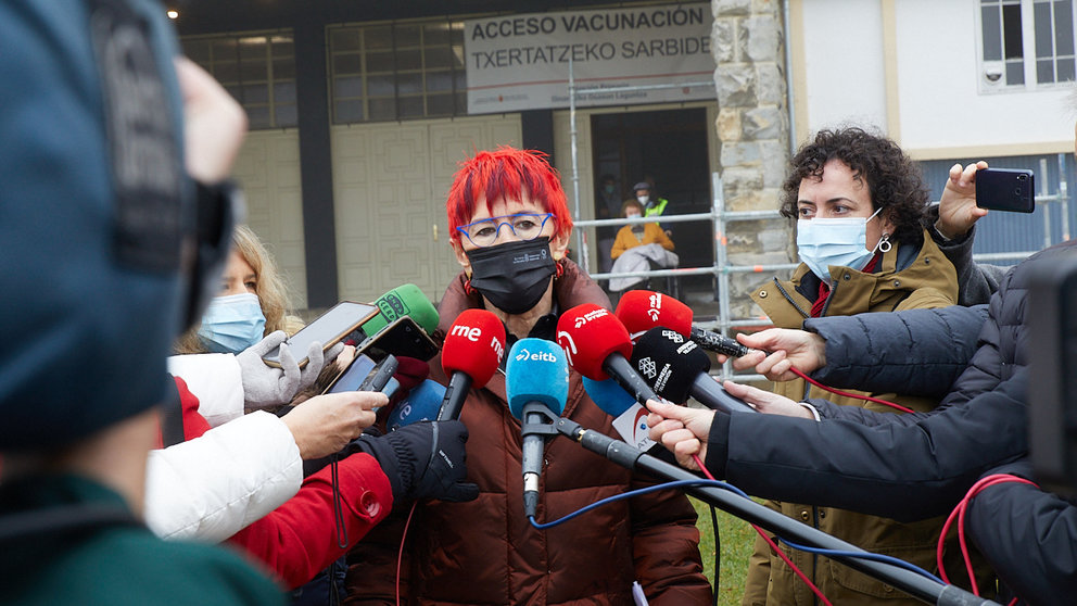 La consejera de Salud, Santos Induráin, atiende a los medios antes de visitar el centro de vacunación del Seminario de Pamplona. IÑIGO ALZUGARAY