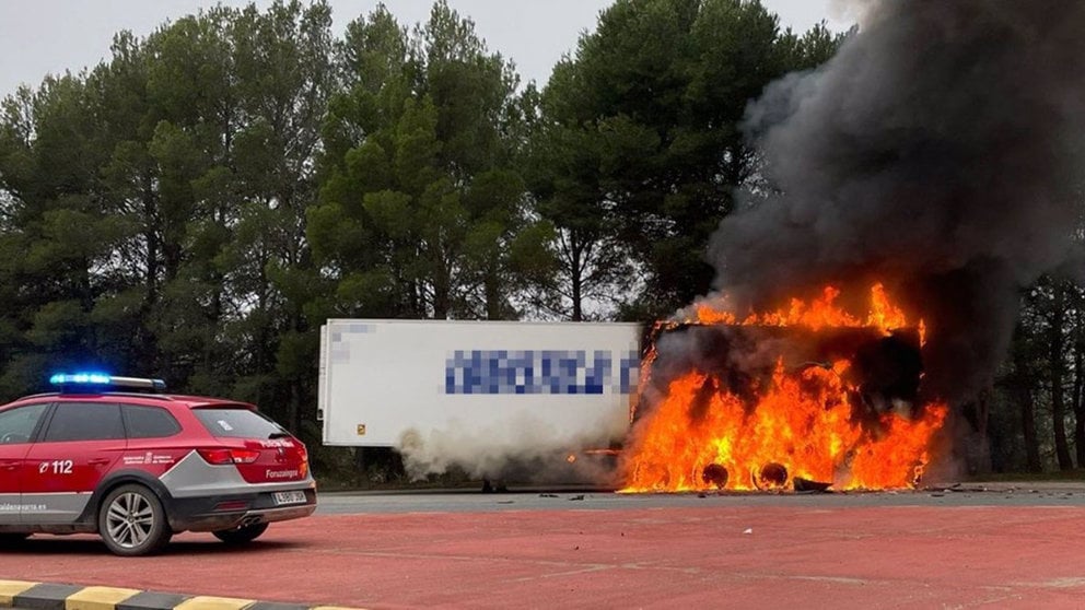 Imagen del incendio de un camión frigorífico en Valtierra. POLICÍA FORAL
