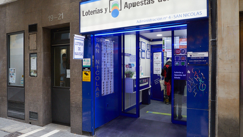 Venta de Lotería de Navidad en la administración número 4 de Pamplona. IÑIGO ALZUGARAY
