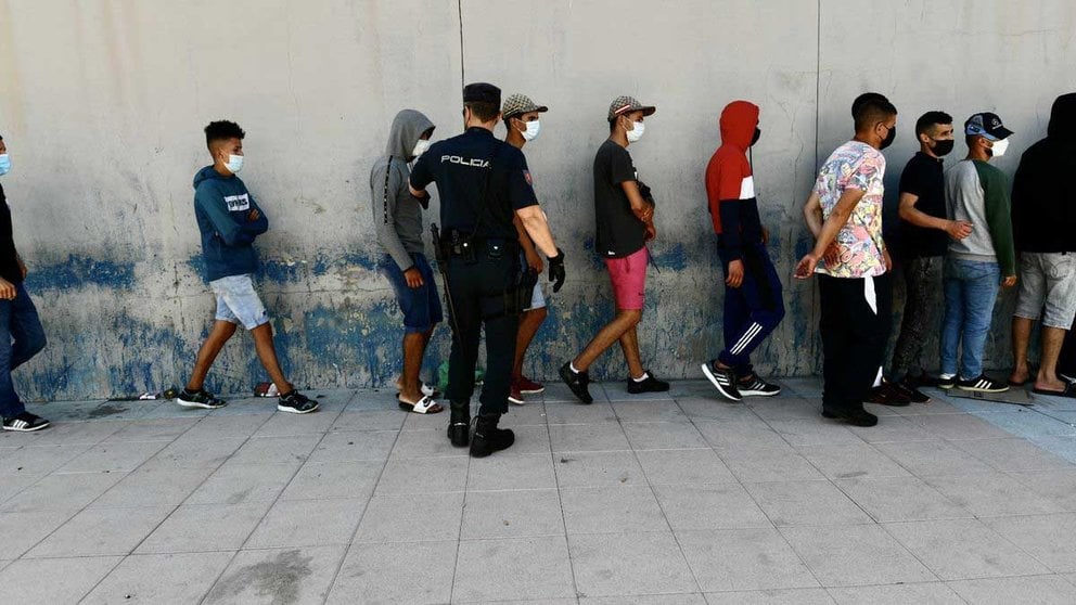 Varios menores son conducidos por la policía tras haber entrado a España de manera irregular. ARCHIVO