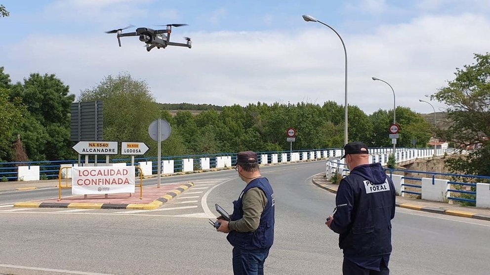 Control aéreo con un dron de una localidad confinada por Covid-19. POLICÍA FORAL