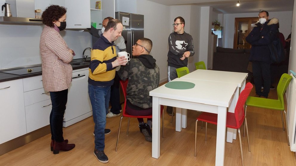 La consejera Maeztu visita la primera vivienda en Navarra para personas con discapacidad intelectual y grandes necesidades de apoyo - GOBIERNO DE NAVARRA