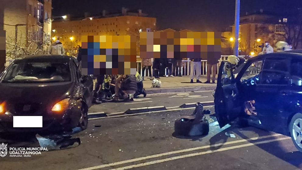 Accidente de tráfico ocurrido en el puente de la avenida de Guipúzcoa. POLICIA MUNICIPAL DE PAMPLONA