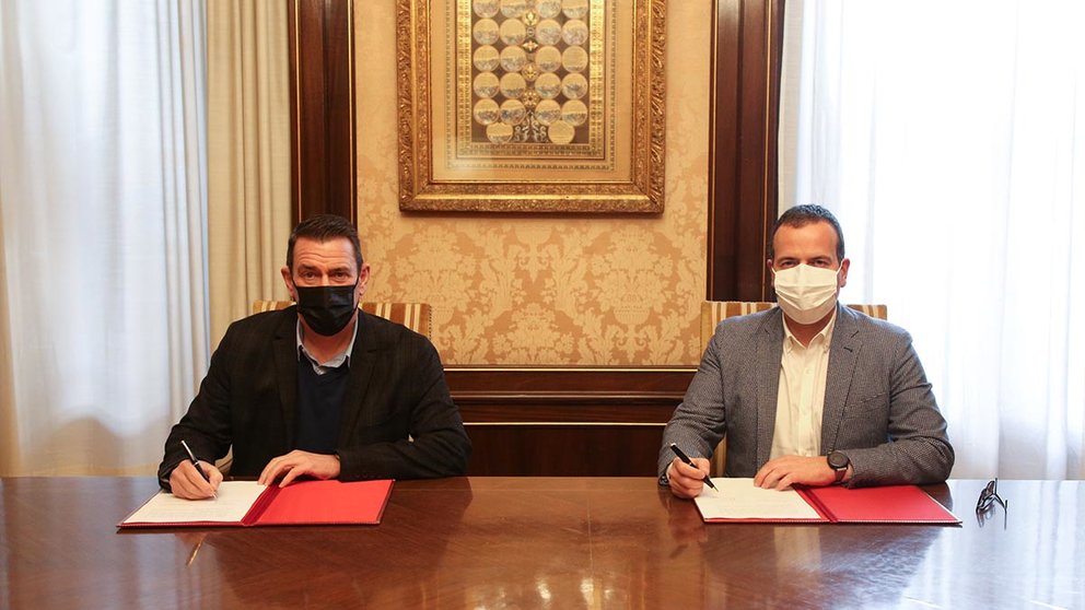 Pablo Roncal y Roberto Cámara, en la firma del convenio en el Palacio de Navarra. GOBIERNO DE NAVAR
