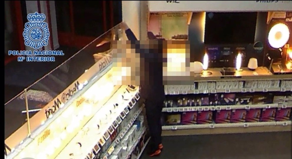 El detenido intenta robar efectos en una tienda de Logroño. POLICÍA NACIONAL DE LA RIOJA