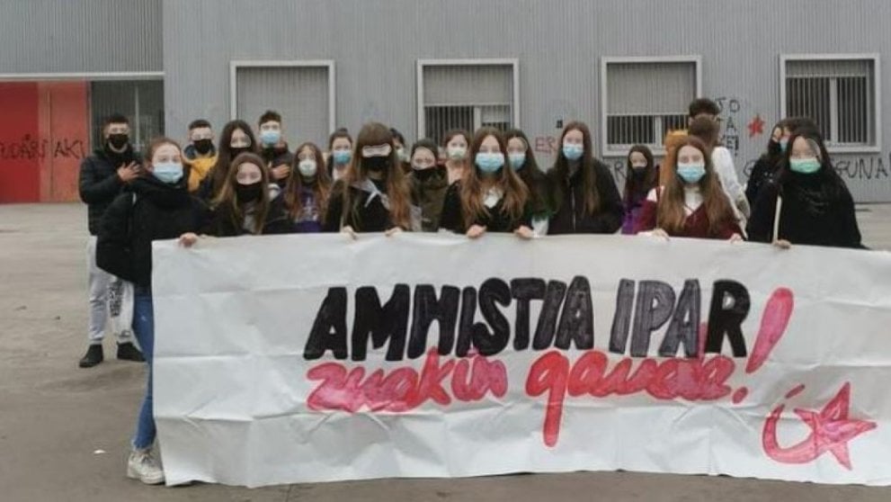 Pancarta a favor de los presos de ETA expuesta por alumnos en el IES Iñaki Ochoa de Olza de Pamplona. COVITE