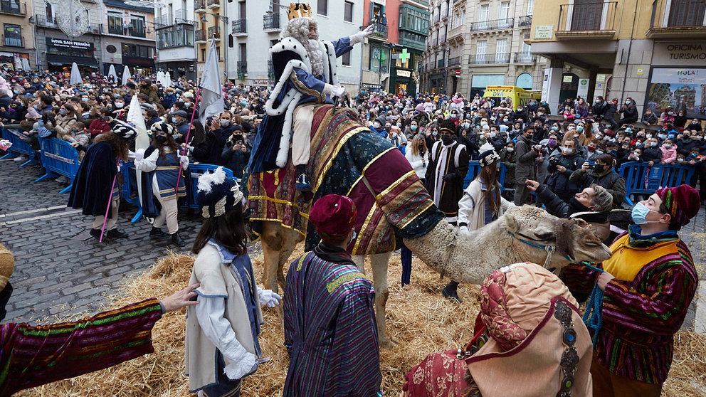La llegada de los Reyes Magos a Pamplona por el puente de La Magdalena y el Portal de Francia hasta la Plaza del Ayuntamiento. IÑIGO ALZUGARAY