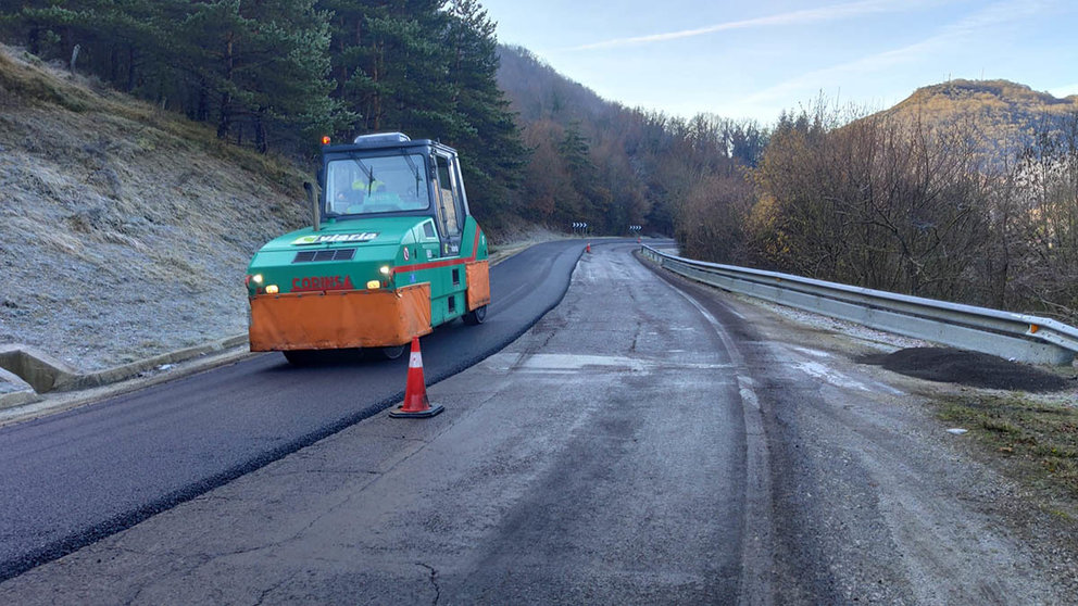 Imagen de las obras de renovación de la carretera NA-138 entre Urtasun y el cruce de Artesiaga, que han finalizado recientemente con una inversión de 650.000 euros. GOBIERNO DE NAVARRA
