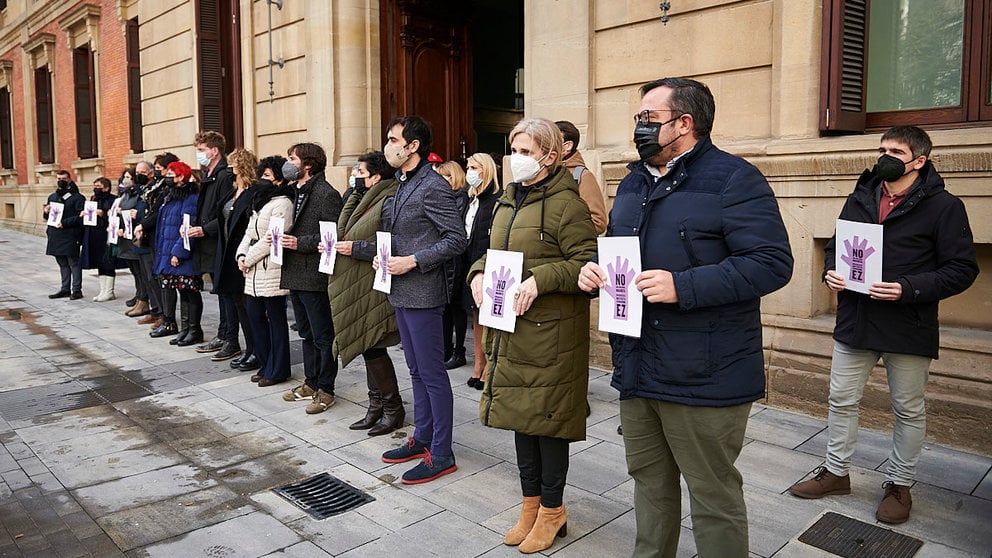 Concentración del Parlamento de Navarra en repulsa por los últimos asesinatos de violencia de género ocurridos en España y en Tudela. PABLO LASAOSA