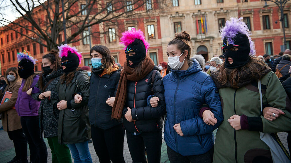 Concentración en protesta por la detención de una mujer el pasado 8 de marzo por unos incidentes frente al Parlamento foral, por los que piden 15 meses de prisión por atentado contra la autoridad. PABLO LASAOSA