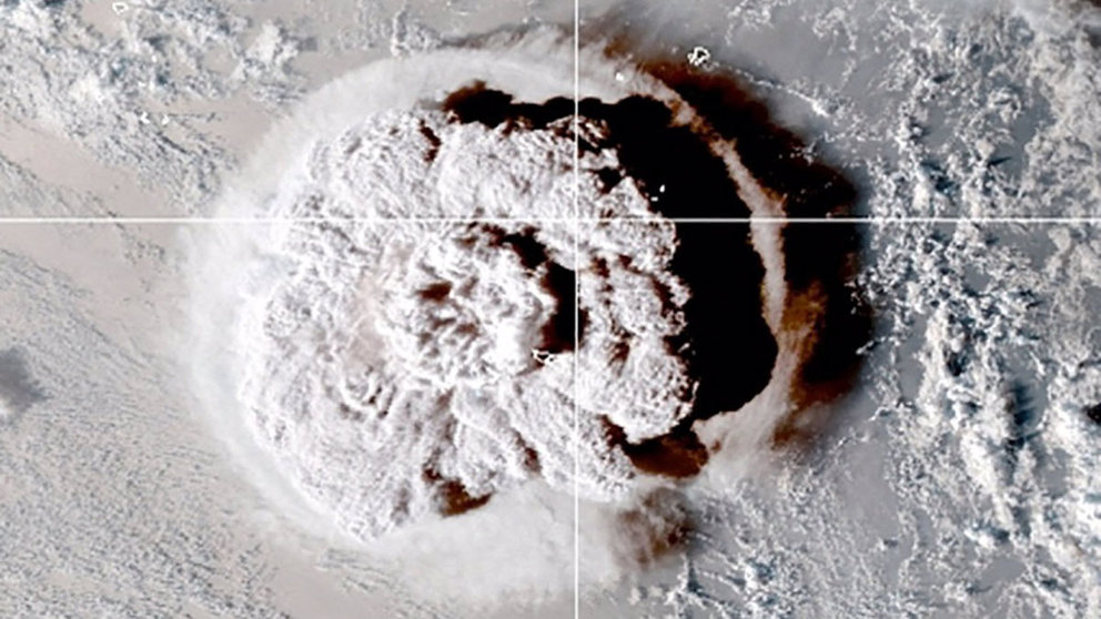 Imagen publicada por el satélite NOAA GOES-West que muestra la erupción del volcán submarino cerca de la nación insular de Tonga, que desencadenó alertas de tsunami en gran parte del Pacífico Sur este sábado.