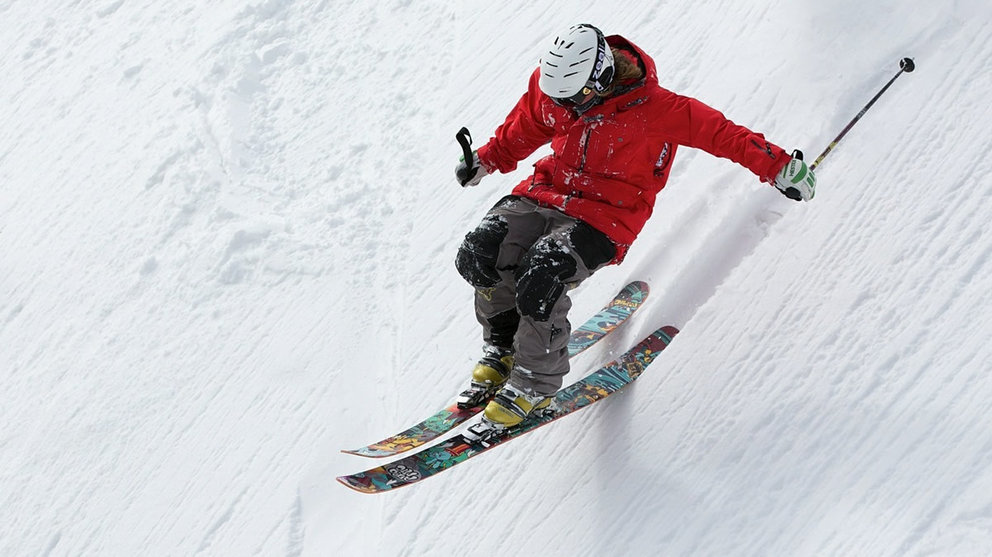 Esquiador lanzándose por una ladera nevada. CEDIDA