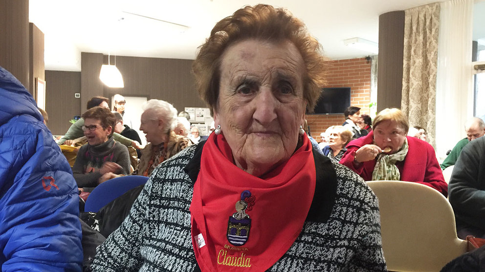 Doña Claudia Berruete al cumplir cien años con un pañuelo rojo al cuello. Navarra.com