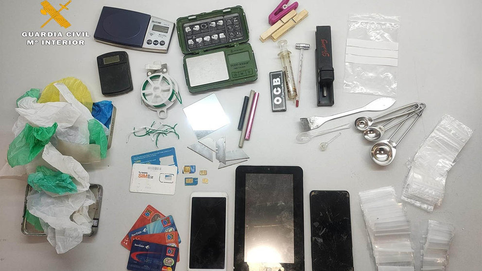 Drogas y objetos incautados en la vivienda del investigado por tráfico de drogas en la Merindad de Olite. GUARDIA CIVIL