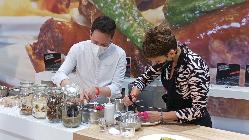 Un momento del show cooking de David Yárnoz, chef del restaurante El Molino de Urdániz, en el que ha colaborado la presidenta de Navarra, María Chivite. GOBIERNO DE NAVARRA