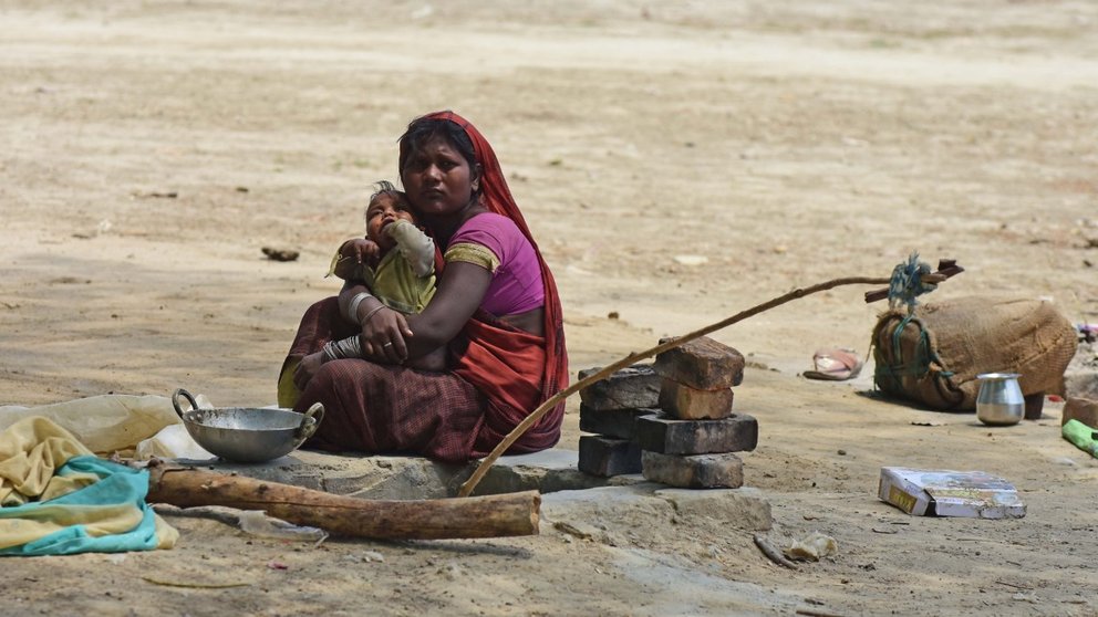 Una mujer sin hogar espera con su hijo en brazos para recibir comida durante el cierre impuesto en India a principios de 2020 por el Covid. Prabhat Kumar Verma / ZUMA Wire / dp / DPA