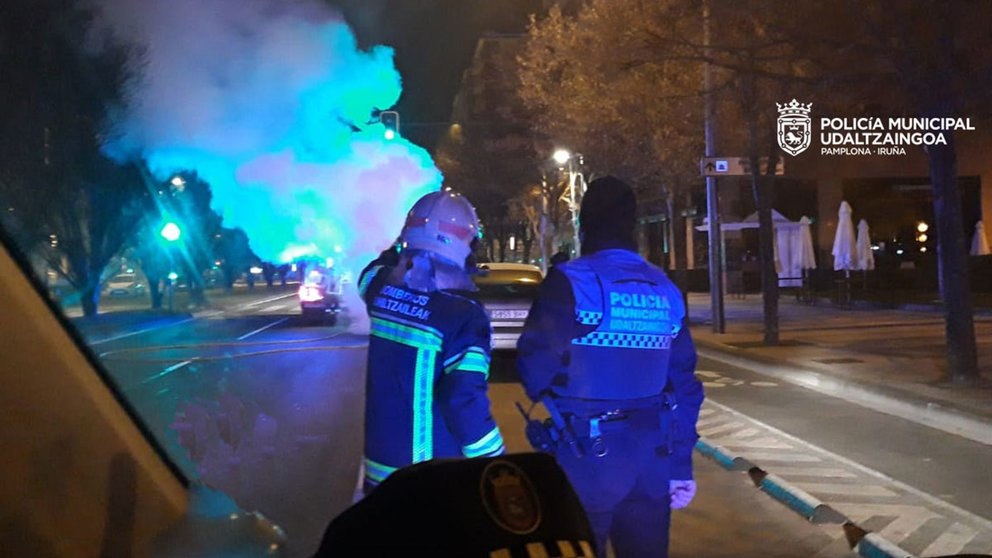Policía Municipal de Pamplona y Bomberos intervienen en la quema de varios contenedores en la avenida Pío XII. POLICÍA MUNICIPAL DE PAMPLONA